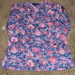 Chaps PS petite small floral V neck top EUC with small side slits…
